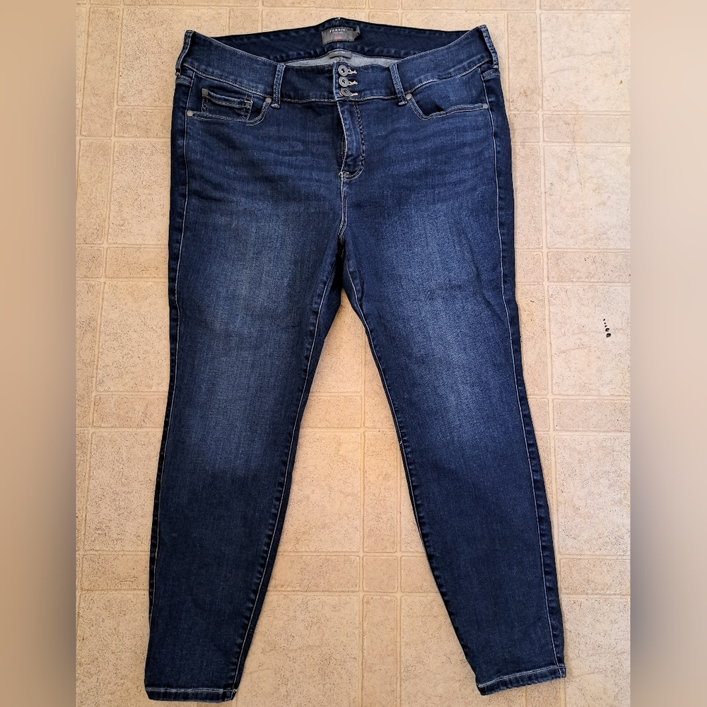 ❤️ Torrid 20 short EUC skinny jeans